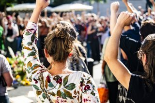 Le féminicide et l'infanticide de Givisiez le 5 juillet avait suscité une mobilisation d'hommage quatre jours plus tard à Fribourg. KEYSTONE/JEAN-CHRISTOPHE BOTT